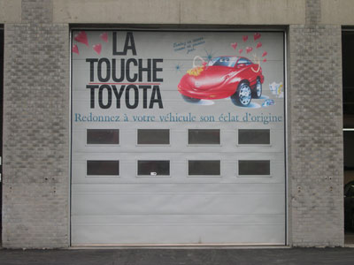Lettrage de porte de garage chez Estrie Toyota Granby