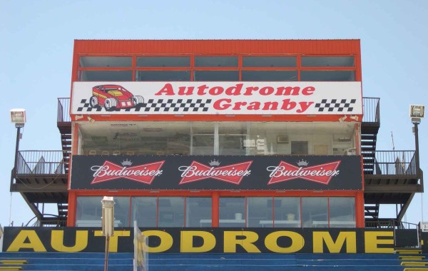 Bannière sur la tour de l’Autodrome Granby