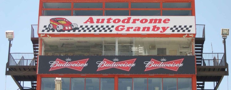 Bannière sur la tour de l’Autodrome Granby