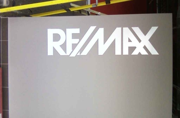 Lettrage de mur Remax Cowansville