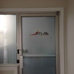 lettrage-de-vitrine-atlas